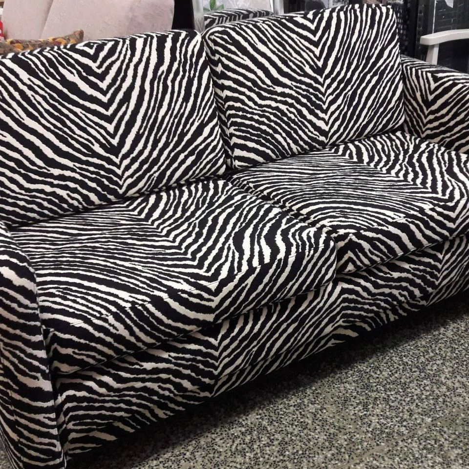 Seeprakuvioinen sohva